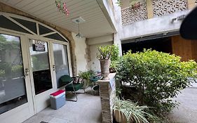 Elégant studio dans une cour intérieure, avec terrasse privée