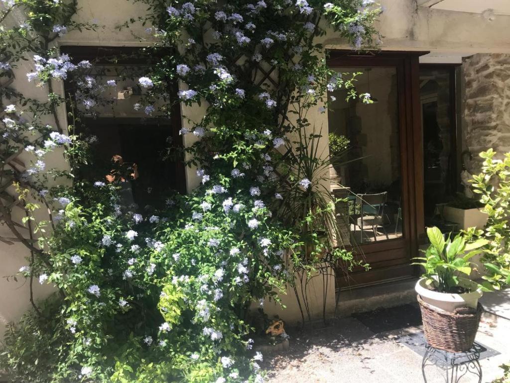 Appartement Elégant studio dans une cour intérieure, avec terrasse privée à Lunel  Extérieur photo