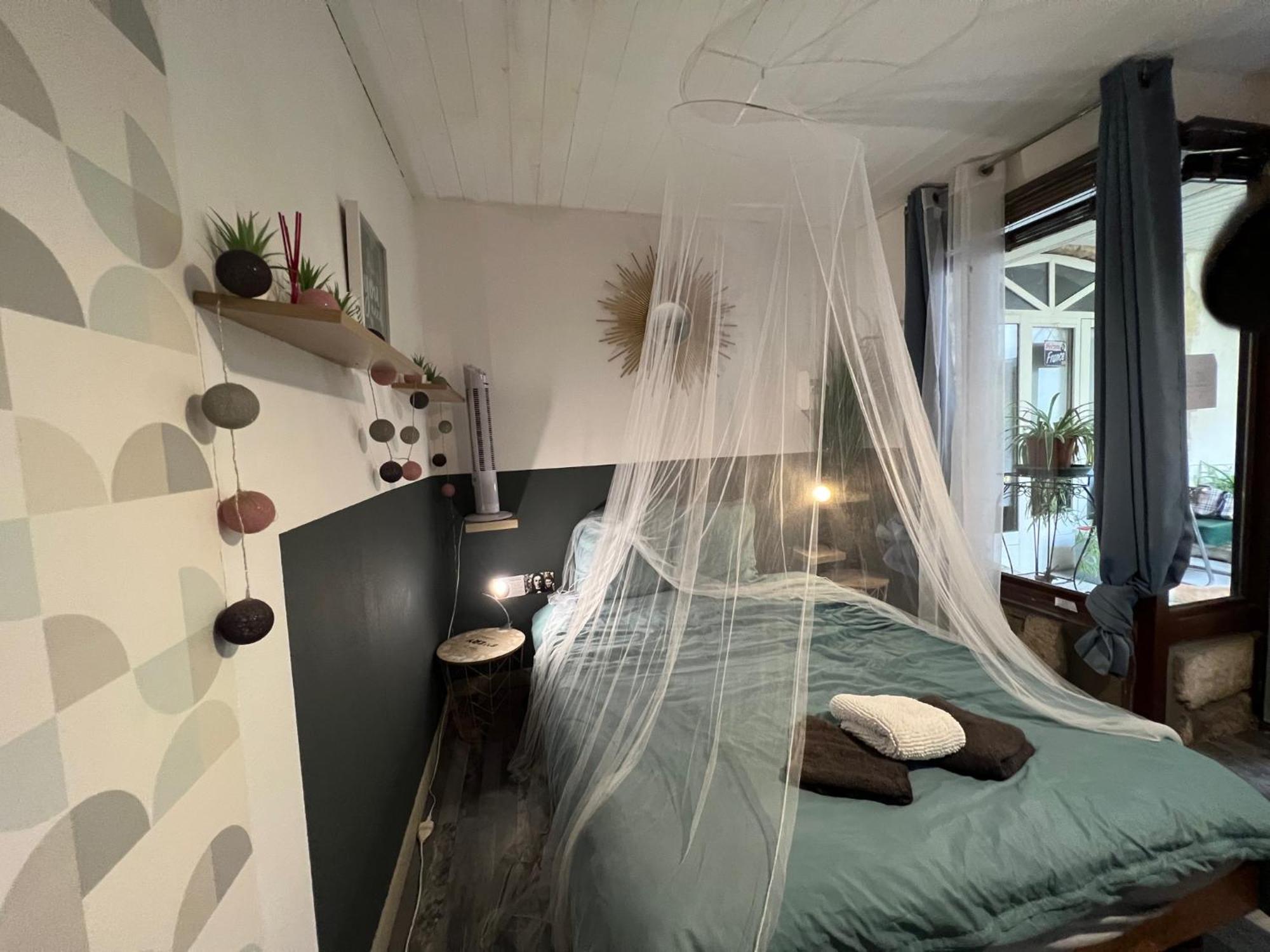 Appartement Elégant studio dans une cour intérieure, avec terrasse privée à Lunel  Extérieur photo