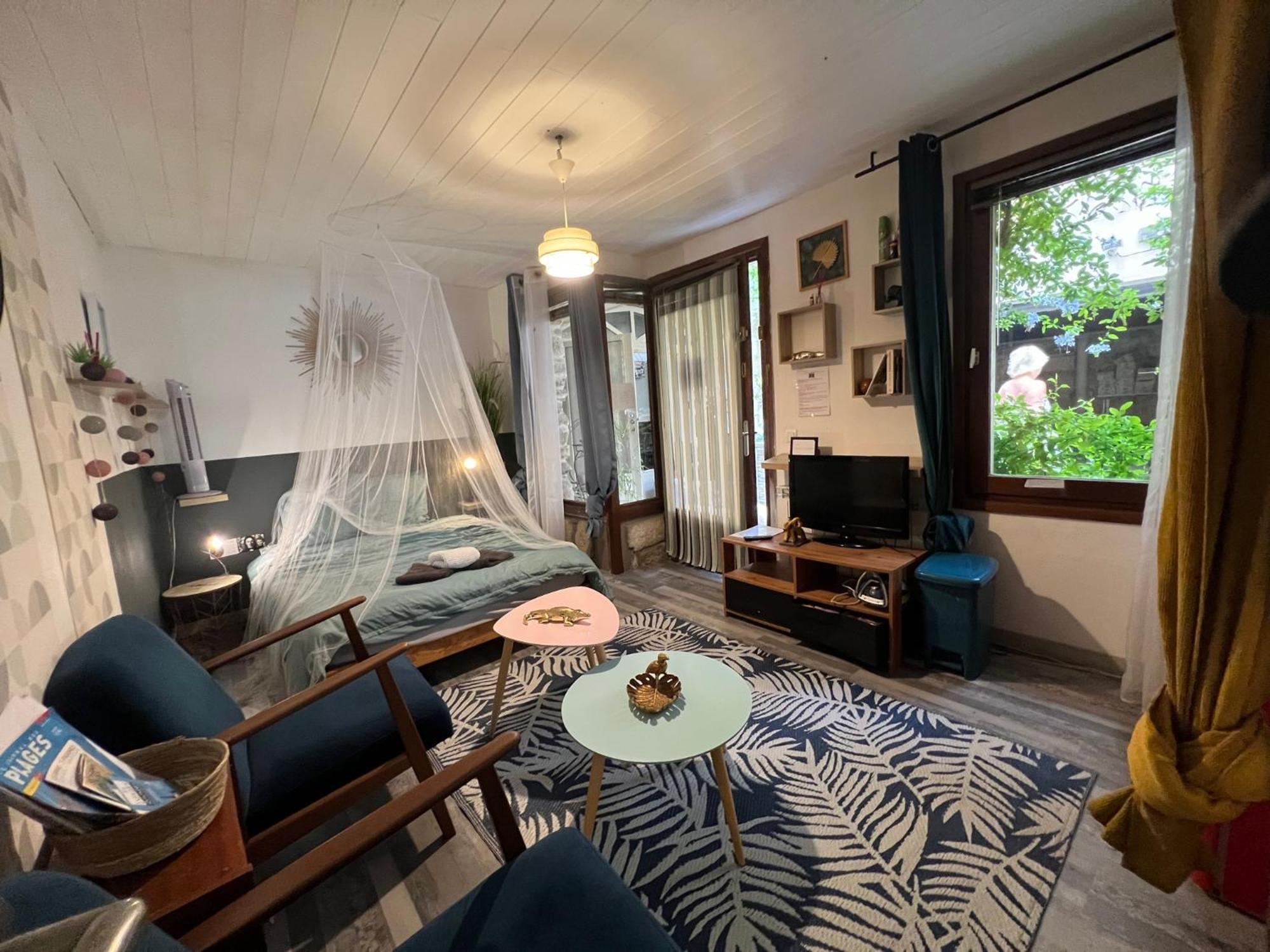Appartement Elégant studio dans une cour intérieure, avec terrasse privée à Lunel  Extérieur photo