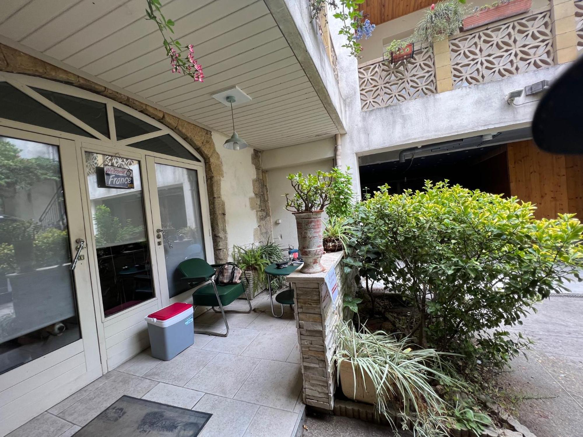 Appartement Elégant studio dans une cour intérieure, avec terrasse privée à Lunel  Extérieur photo